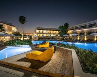 Niriides Hotel - 科林比亞 - 游泳池