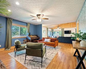 Cozy retreat on private estate with Hot Tub - Lancaster - Huiskamer