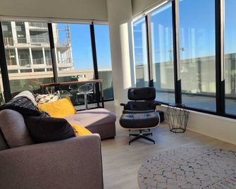 Leaside/Sunnybrook Executive 1 Bedroom, 2 Bathroom, Terrace, Condo - Toronto - Living room