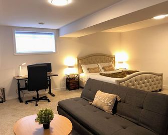 Spacious & Cozy Suite - Private Bath-King Bed-Parking in Rockland/Ottawa - Clarence-Rockland - Sala de estar