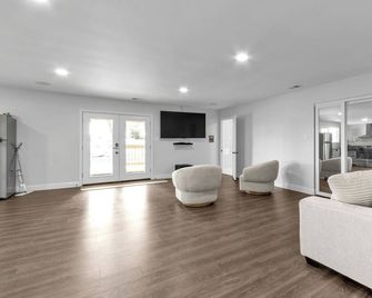 Charming 2-bedroom cottage - Gaithersburg - Living room