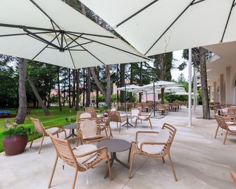 Hotel Emaus - Novigrad - Patio