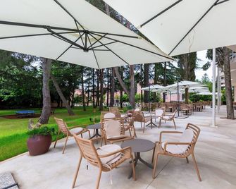 Hotel Emaus - Novigrad - Patio