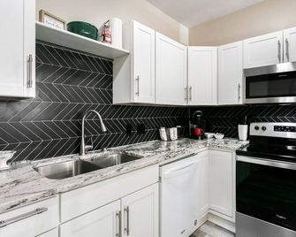 610 Franklin - Downstairs - 2 Bed, 2 Bath, Heart of Downtown, Pet Friendly with fee - Natchez - Cocina