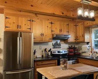 Little Green Cabin by Apple Hill/Sly Park/Wineries/Tahoe/Hiking - Pollock Pines - Kitchen