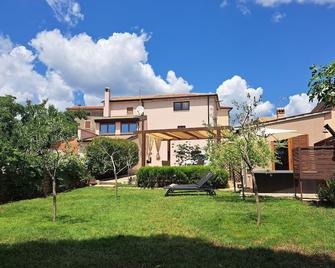 Casa Mirelia - Holiday home for two with garden and whirlpool - Kaštelir - Edificio