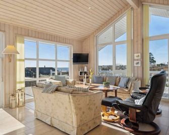 Lovely Holiday Home With Sea View - Faaborg - Вітальня