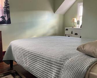 Great location-Walk to Main St - Very clean - No guest chores - Lake Placid - Bedroom