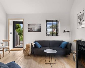 Tiny house with fireplace in polder | Tiny House Beach - Groede - Living room