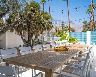 ذا مانكي تري باي أفانتستاي - ميد سينتري مودرن أواسيس ويذ بول - بالم سبرينغس - شرفة مرصوفة