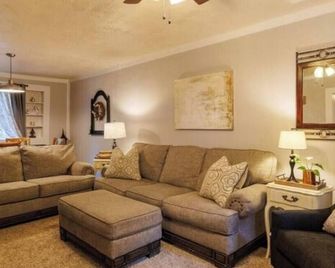 Industrial Apartment #3 - Форт-Пейн - Вітальня