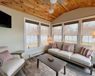Canalside Cottage: w/ canal access and dock! - Waterloo - Sala de estar