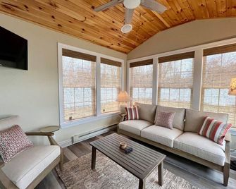 Canalside Cottage 3br Lake Access Dock Fire Pit - وترلو (نيويورك) - غرفة معيشة