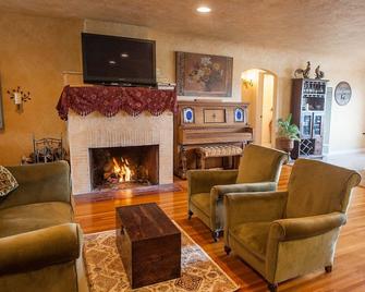 Family Fun! Mission Bay view! 4bed/3 bath home - San Diego - Living room