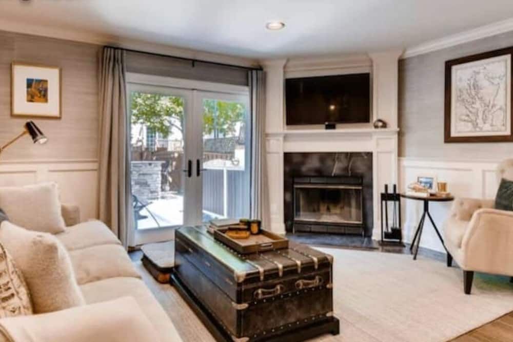 Custom designer townhome in the heart of Canton. - Baltimore - Living room
