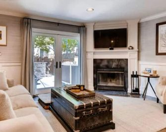 Custom designer townhome in the heart of Canton. - Baltimore - Salon