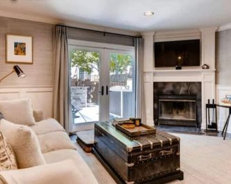 Custom designer townhome in the heart of Canton. - Baltimore - Living room