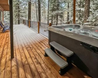 Remodeled Woodsy Cabin w/ Hot Tub & Relaxing Deck - Cascade - Balcony