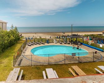 Lakefront condo steps to the beach with pool, and fireplace - Wasaga Beach - Pool