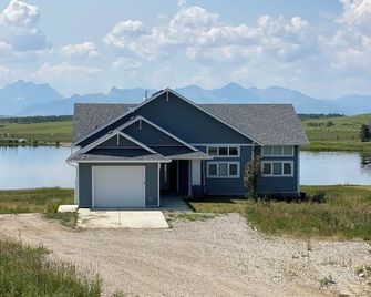 Brand new beautiful home with the best view outside of Waterton Park. UPPER fl. - Mountain View - Edificio