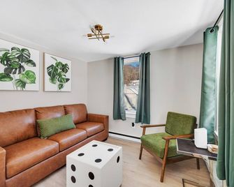 Charming bungalow - All new, 5 minutes from Mohegan - Montville - Sala de estar