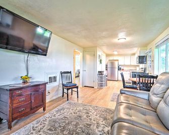 Modern Cortez Mountain Retreat w/ Yard & View - Cortez - Living room