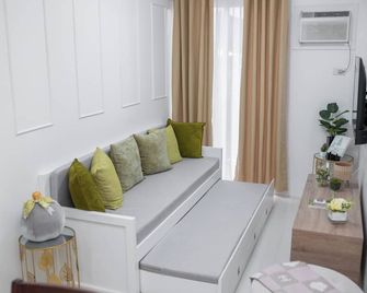 Cozy Crib Suite Condo w/ Balcony Pool & Gym - Puerto Princesa - Living room