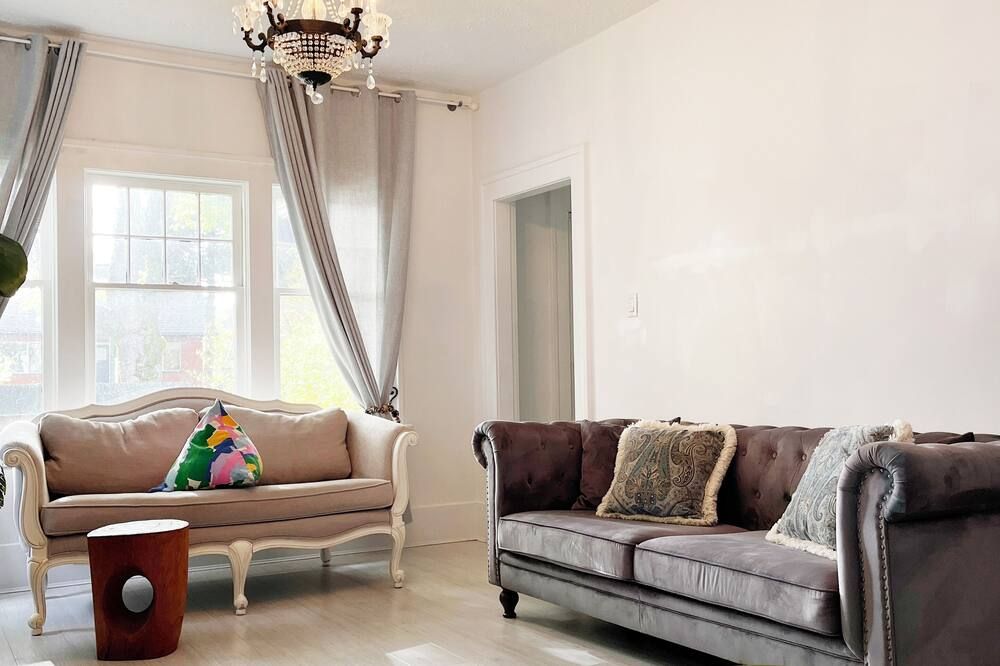 Modern Comfort Home at Kitsilano, Vancouver. Free Parking. - ונקובר - סלון