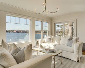 Luxury Ocean Front Home w/ its own Private Beach. New, Clean+ High end finishes. - Wareham - Sala de estar
