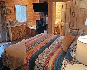 5 Min To Beaver Lake King Bed Fire Pit Jetted Tub #4 - Eureka Springs - Bedroom
