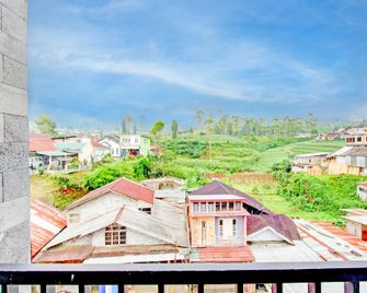 OYO 94929 Penginapan Kalijaga Syariah Dieng - Wonosobo - Balcony