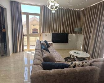 Luxury Rooftop Wifi, Ac, Bbq - Mahdia - Huiskamer
