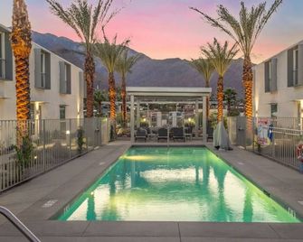 Impeccably Designed 2-story Bauhaus-inspired Home - Palm Springs - Pool