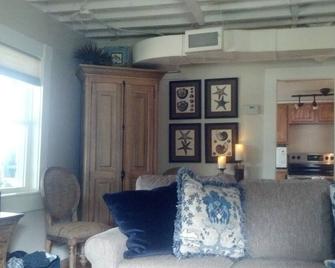 Charming Lake Cottage est 1903! Private and relaxing waterfront, family fun! - Rindge - Sala de estar