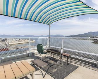 Omotenashi Hostel Miyajima - Hatsukaichi - Balkong