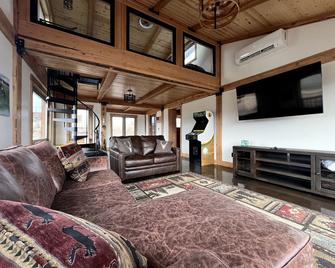 Scenic Vacation Home With Wrap-Around De - Ennis - Living room