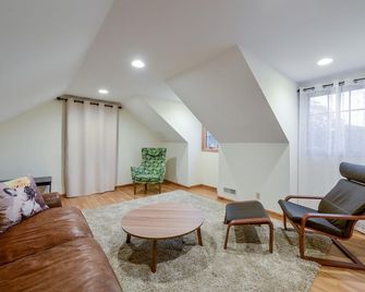 In-Town! Blue House 4 BR w Terrace and Backyard - Princeton - Living room