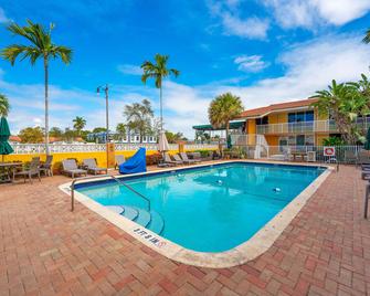 Quality Inn and Suites Hollywood Boulevard - Hollywood - Piscina