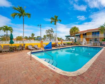 Quality Inn & Suites Airport/Cruise Port Hollywood - Hollywood - Svømmebasseng