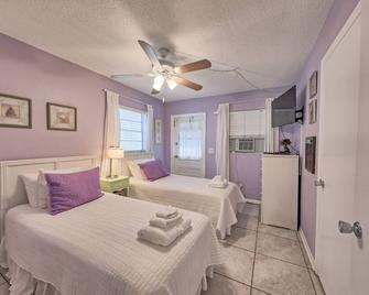Beachtrail Lodging - Clearwater Beach - Bedroom