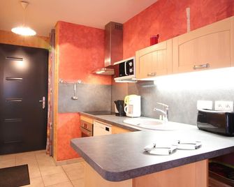 Semi-detached chalet with terrace, 2 bedrooms, private parking - Le Mont-Dore - Cuisine