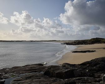 Bridies Holiday Cottage Roundstone by Trident Holiday Homes - Roundstone - Beach