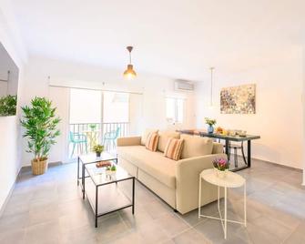 2 bedroom, city and sea - Fuengirola - Living room