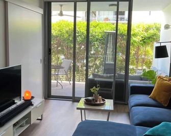 Stylish 2BR/2BA Apt with Pool access in Central Bulimba - Bulimba - Sala de estar