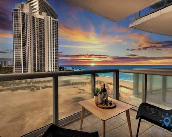 Amazing Apartment Oceanview Beautiful Amenities - Sunny Isles Beach - Balcón