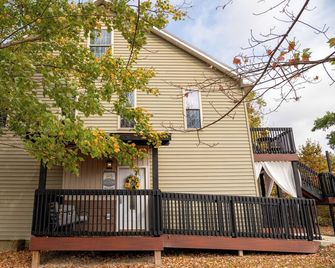 Relaxing 5-Bedroom, 13 person, retreat, just Steps from Deer Creek Winery & Café - Shippenville - Edificio