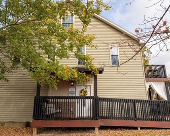 Relaxing 5-Bedroom, 13 person, retreat, just Steps from Deer Creek Winery & Café - Shippenville - Edificio