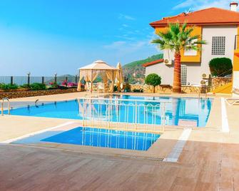 Feda Villas - Eskiömerler - Piscine