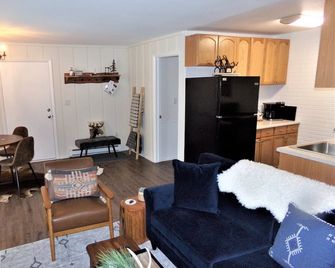 Blue River Condos 3 Bed 2 Bath - Frisco - Salon