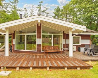 8 Person Holiday Home in Ebeltoft - Ebeltoft - Патіо